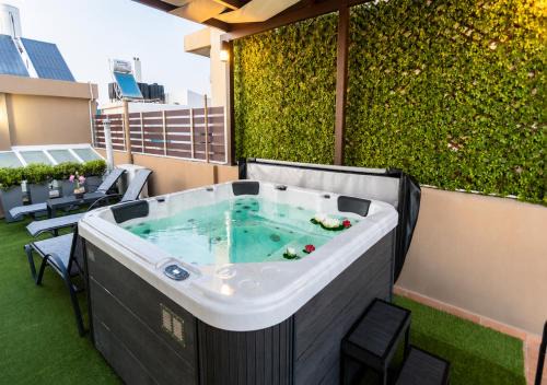 Nea Alikarnassos Apartment | FEMS Luxury 3 Level Home with Private Jacuzzi