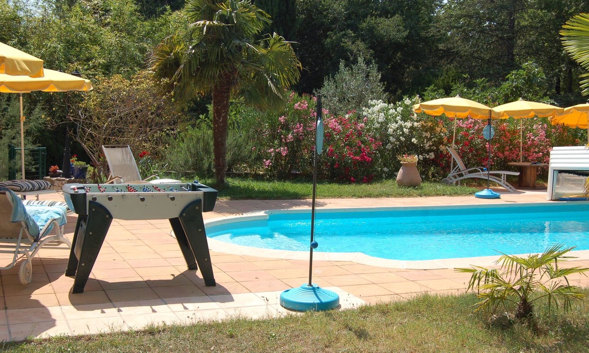 Saint-Maximin-la-Sainte-Baume Apartment | Independent apartment in Provencal country house, shady park, swimming pool, various games