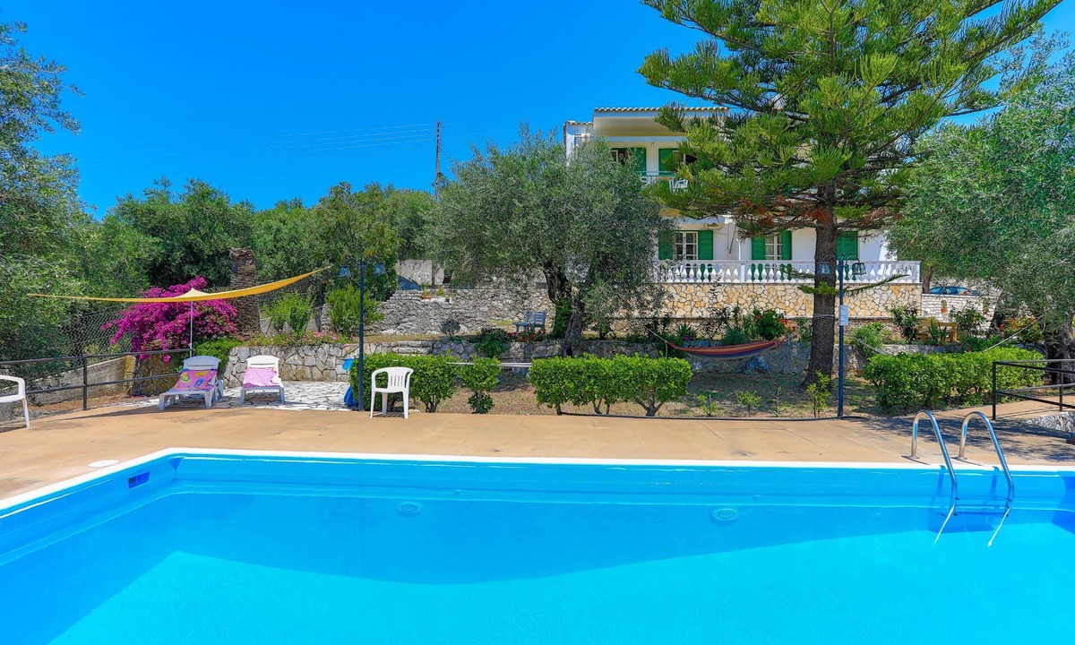 Agios Spyridon Corfu Apartment | Fran Apartment: Cozzy apartment with a shared pool, breakfast options and close to the beach