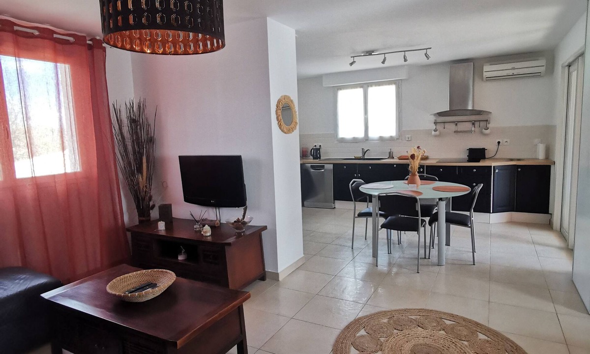 Le Cannet-des-Maures Apartment | Furnished 2-bedroom apartment "Le Nid des maures", shared pool and jacuzzi