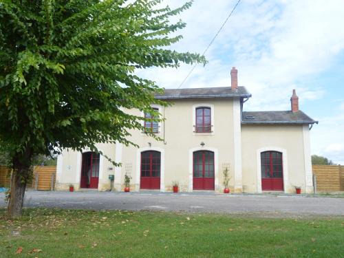 Mers-sur-Indre House | Gîte 13 pers. dans une ancienne gare avec piscine, jardin clos, terrasse et équipements PMR - FR-1-591-166