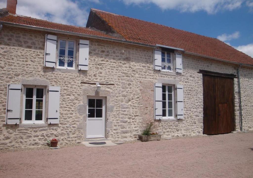 Saint-Priest-d'Andelot House | Gîte rénové, draps inclus, terrasse, salle de jeux, poêle, WiFi, animaux OK, parking, campagne calme - FR-1-489-410