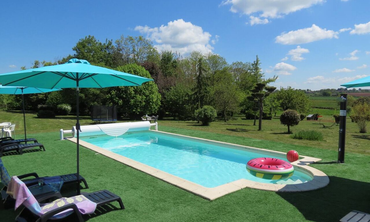 Coust House | Gîtes De L'Hommé - La Petite Bohème with Shared Pool, Private Terrace, and Wi-Fi