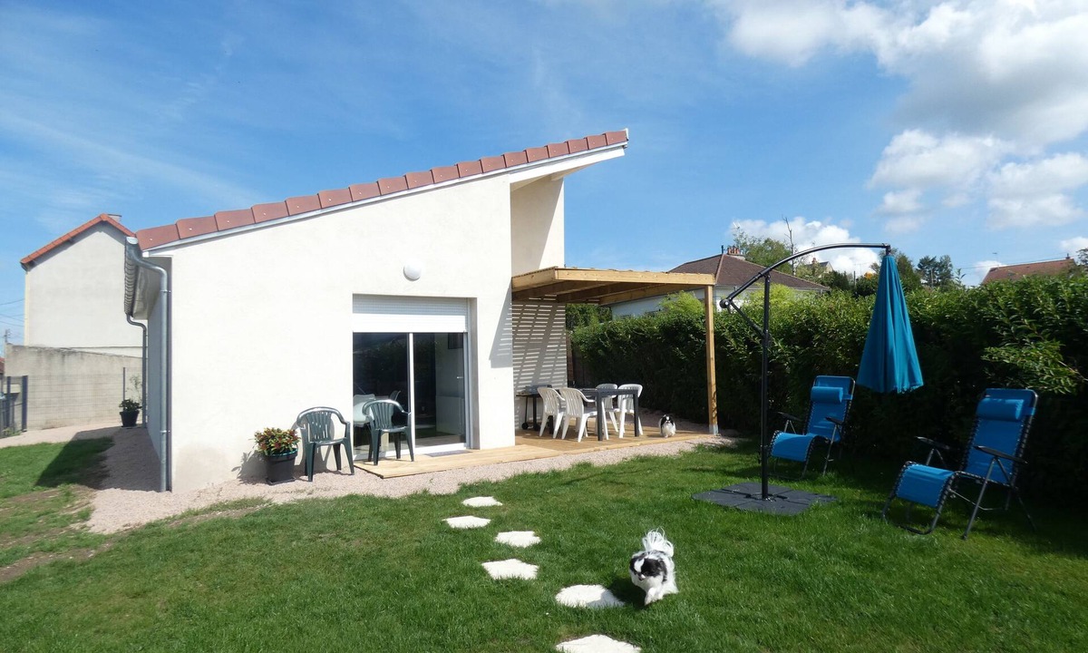 Commentry House | Gite de la Libellule: 3-star house with private garden