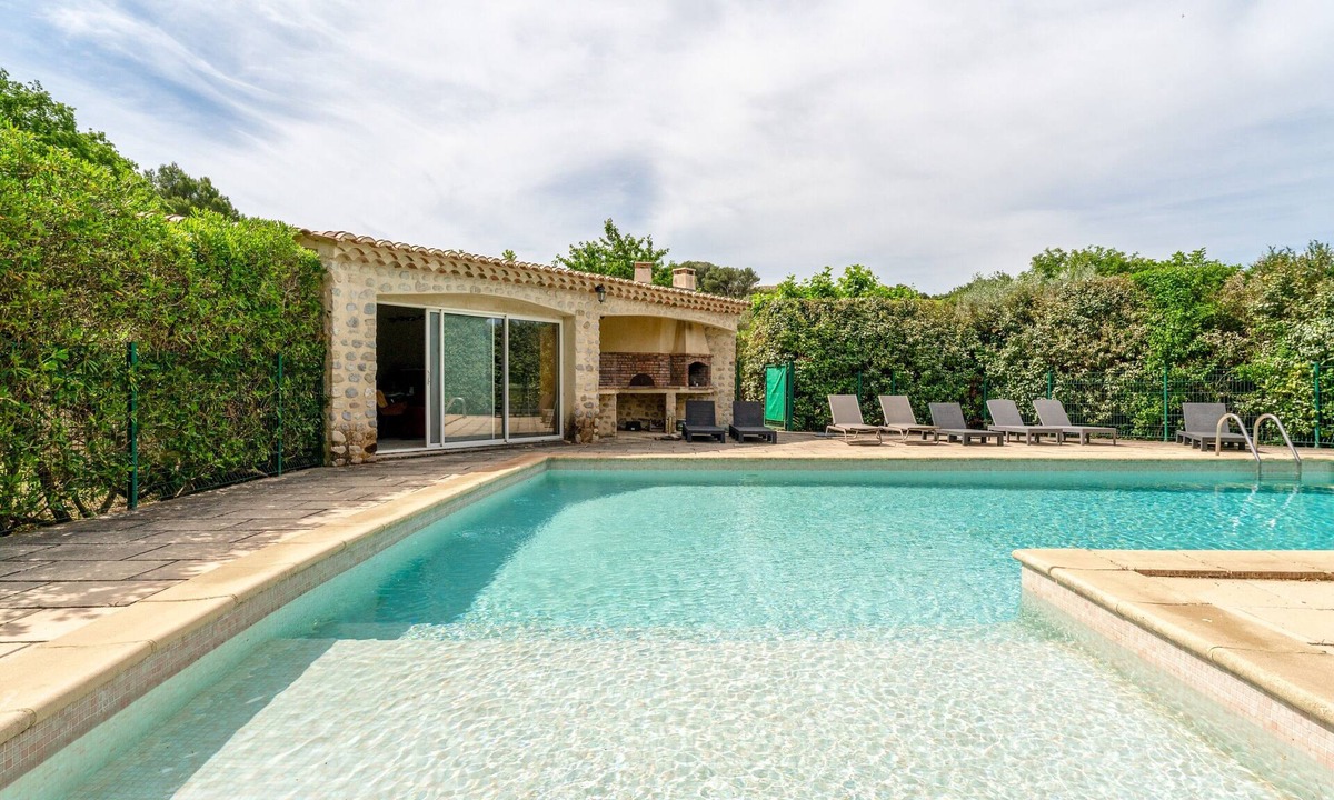 Villedieu Apartment | Gite 'Gite Du Petit Bois' with Shared Pool, Wi-Fi, and Air Conditioning