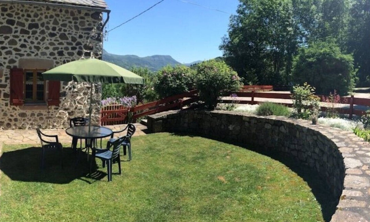 Saint-Sauves-d'Auvergne House | “Gîte Les Bannes” with Mountain View and Wi-Fi