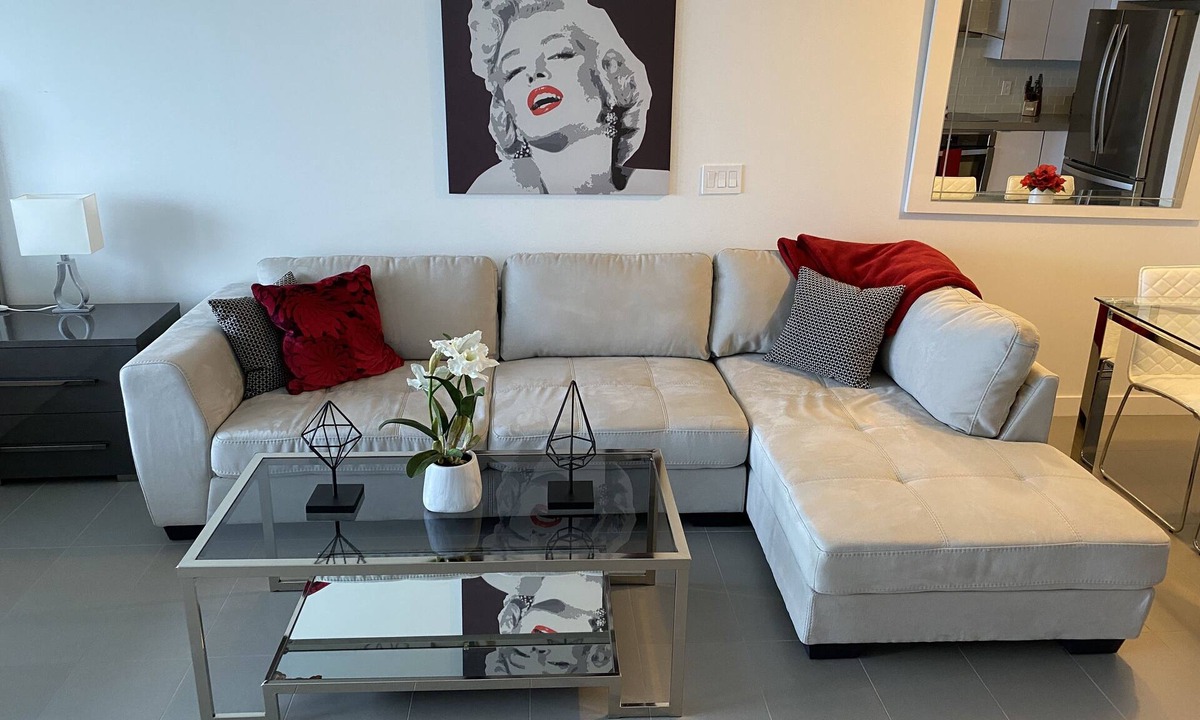 Town Square Apartment | Gorgeous modern Studio in the heart of Miami!