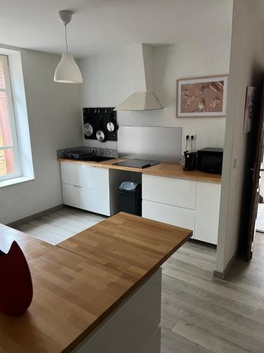 La Gare Apartment | Grand appart - 1 Mai - Gare - 8 couchages - 2 douches - Clim