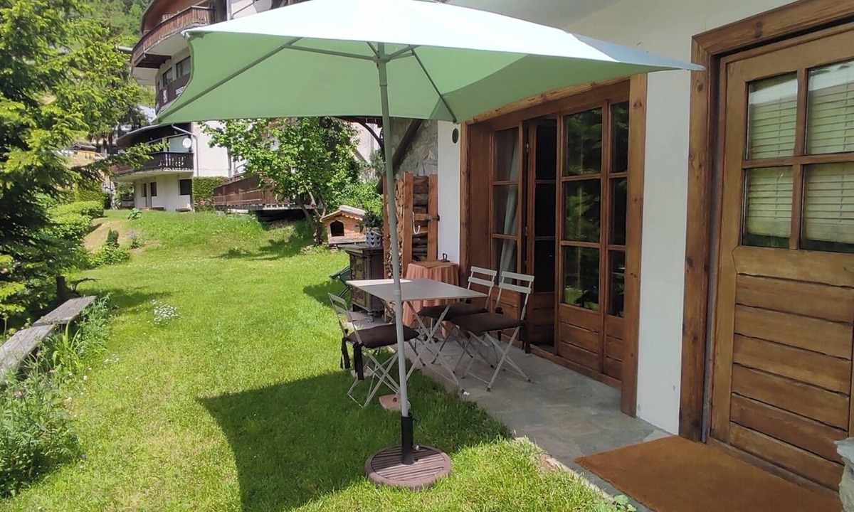 Champagny-en-Vanoise Apartment | Ground floor apartment 55 m2 + garden in chalet, resort-village center, quiet location