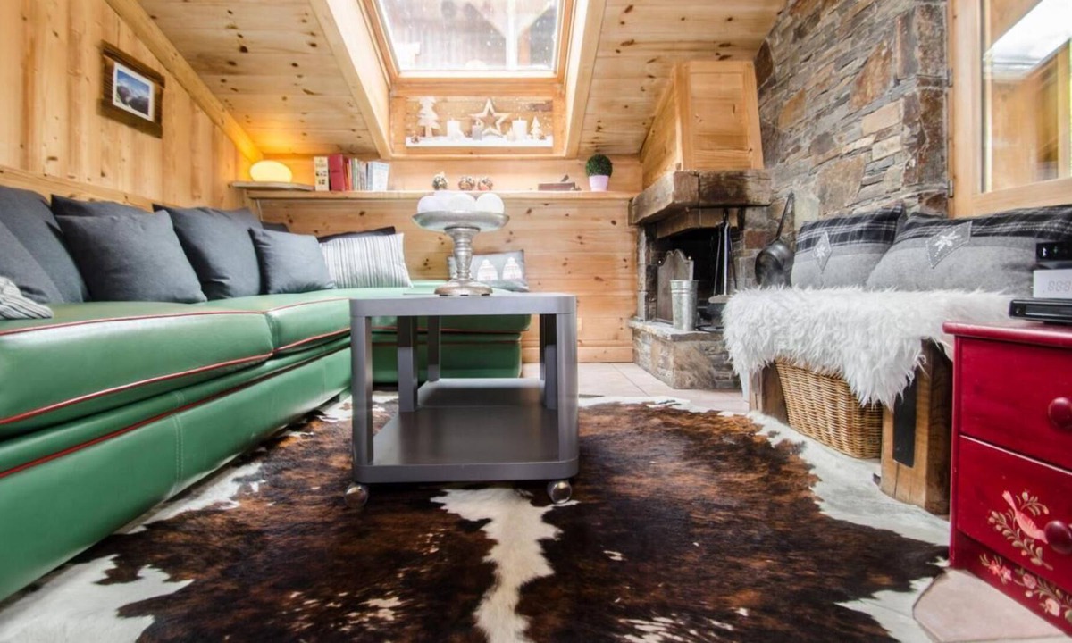 Les Praz-de-Chamonix Apartment | Ground floor, terrace, fireplace or stove, parking, tv, 68m², Chamonix
