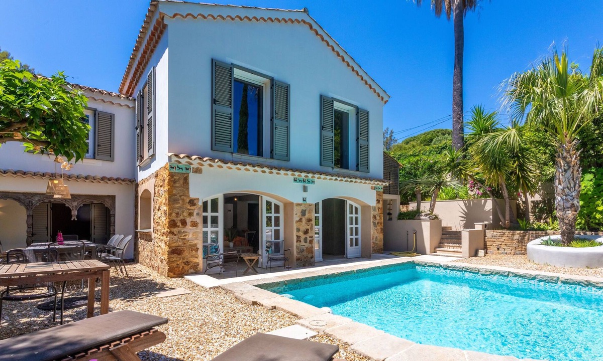 Plage de la Garonnette House | Ground-Floor Villa with Separate House “Strelitzia” Near the Beach