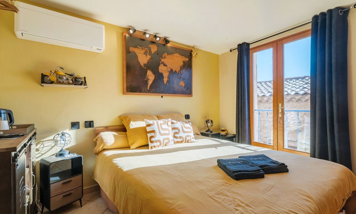 Sainte-Croix-du-Verdon Bed & Breakfast | Guest Room "Voyage" with Shared Terrace, Wi-Fi and Air Conditioning
