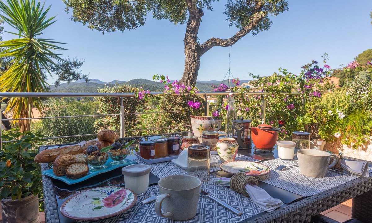 Pierrefeu-du-Var Bed & Breakfast | Guest Room "Au Jardin Des Couleurs" with Mountain View, Wi-Fi and Air Conditioning