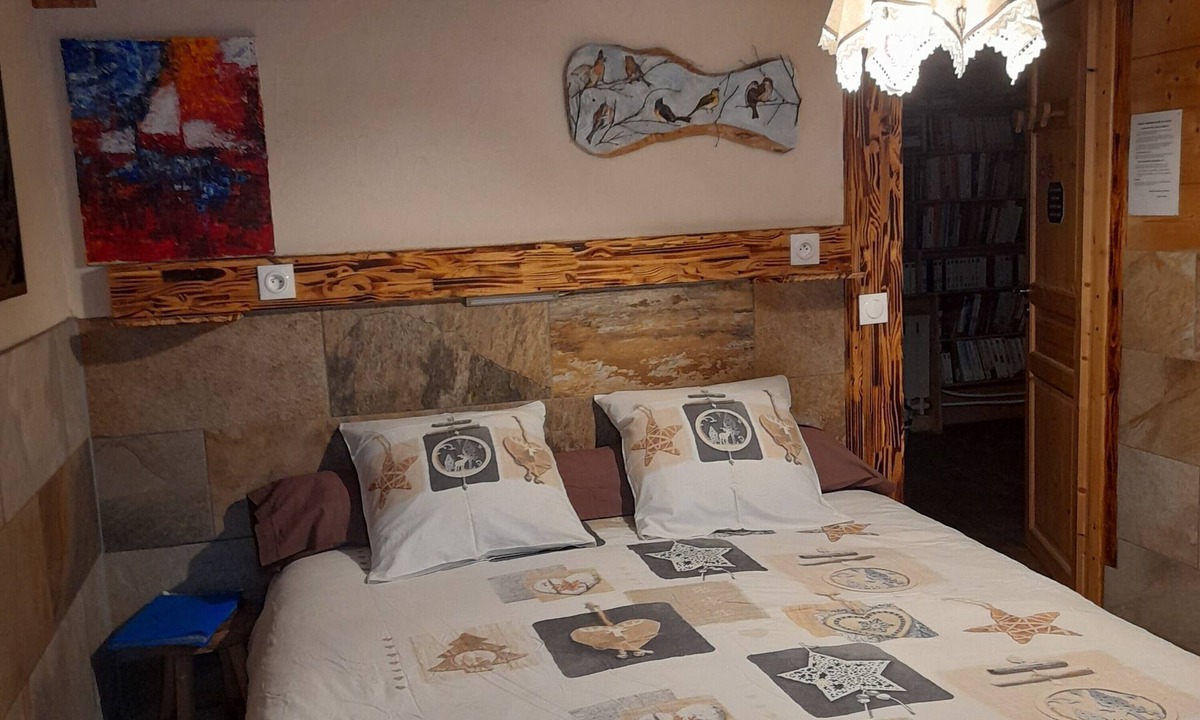 Lafarre Bed & Breakfast | Guest Room 'Chambre Églantine' with Mountain View, Shared Garden and Wi-Fi