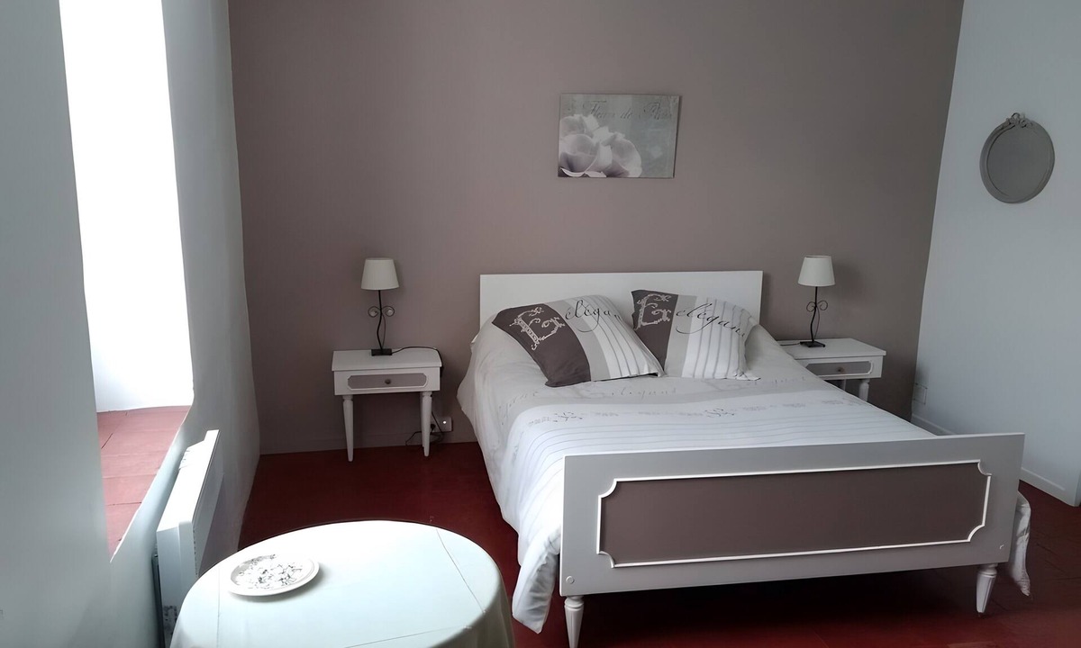 Augy-sur-Aubois Bed & Breakfast | Guest Room 'Four À Pains - Marie Louise' with Shared Terrace, Garden, and Wi-Fi