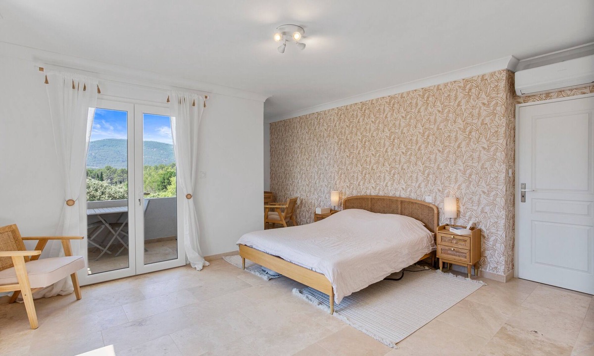 Le Thoronet Bed & Breakfast | Guest Room “La Tropézienne” with Mountain View, Wi-Fi and Air Conditioning