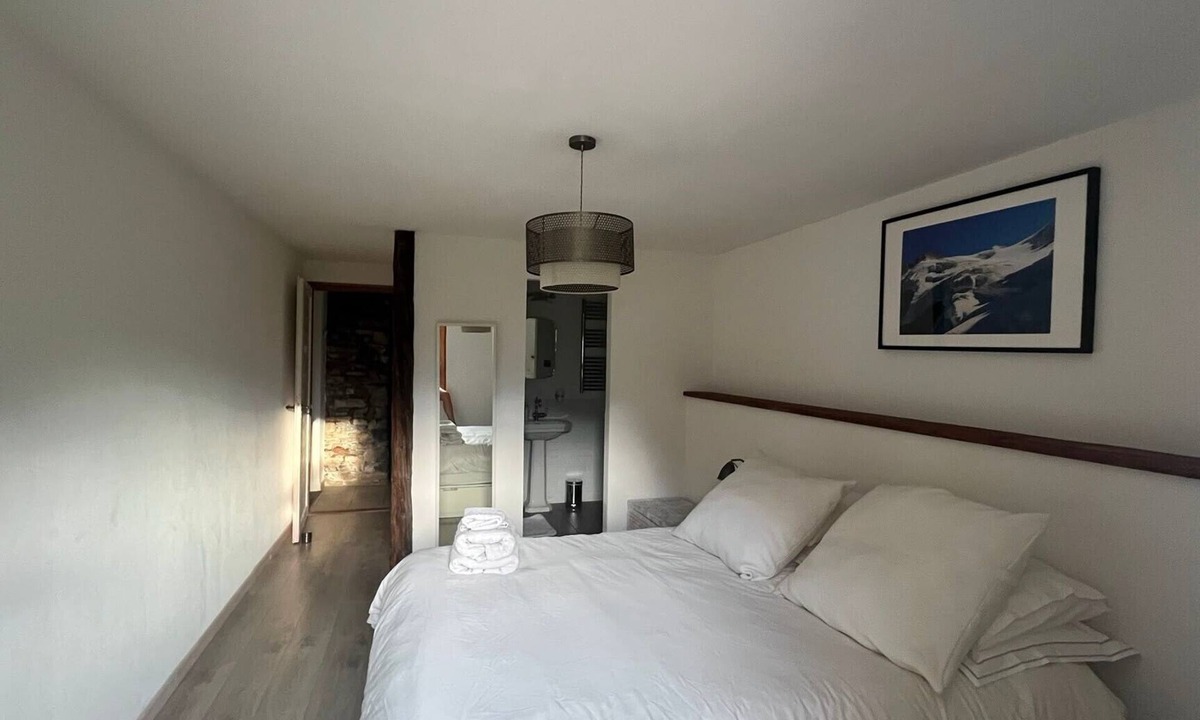 Les Vigneaux Apartment | Guest Rooms in Pelvoux with Mountain View, Shared Pool, and Wi-Fi
