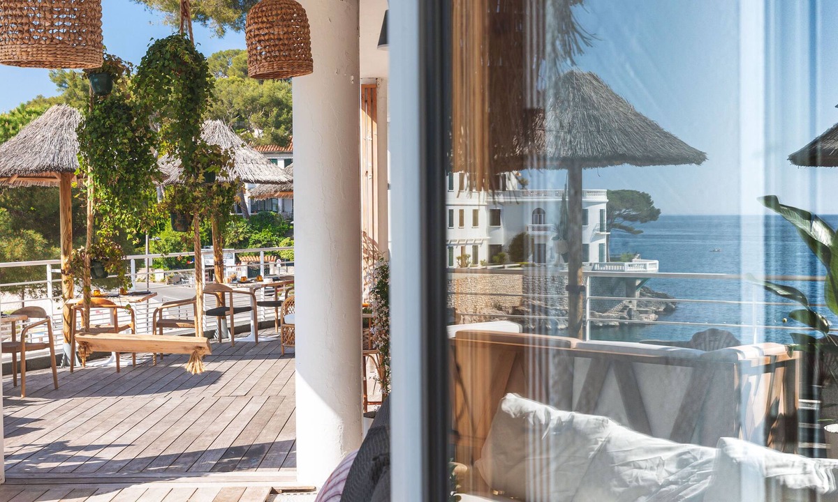 Cassis Hotel | Hôtel de la Plage Mahogany
