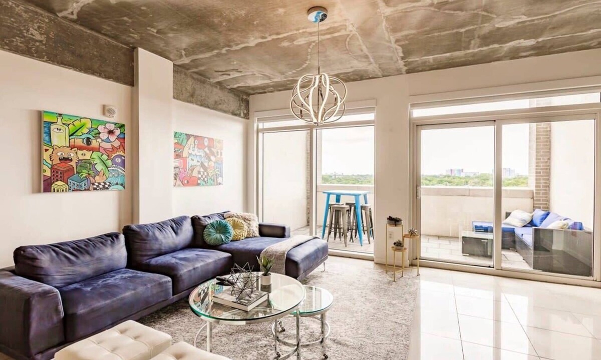 Midtown Apartment | Hang Ten- Large Townhome, lux Amenities, Parking