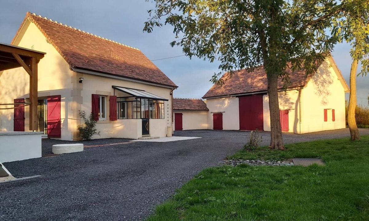 Saligny-sur-Roudon Cottage | Historic Charm in Bourbonnaise Sologne with WiFi
