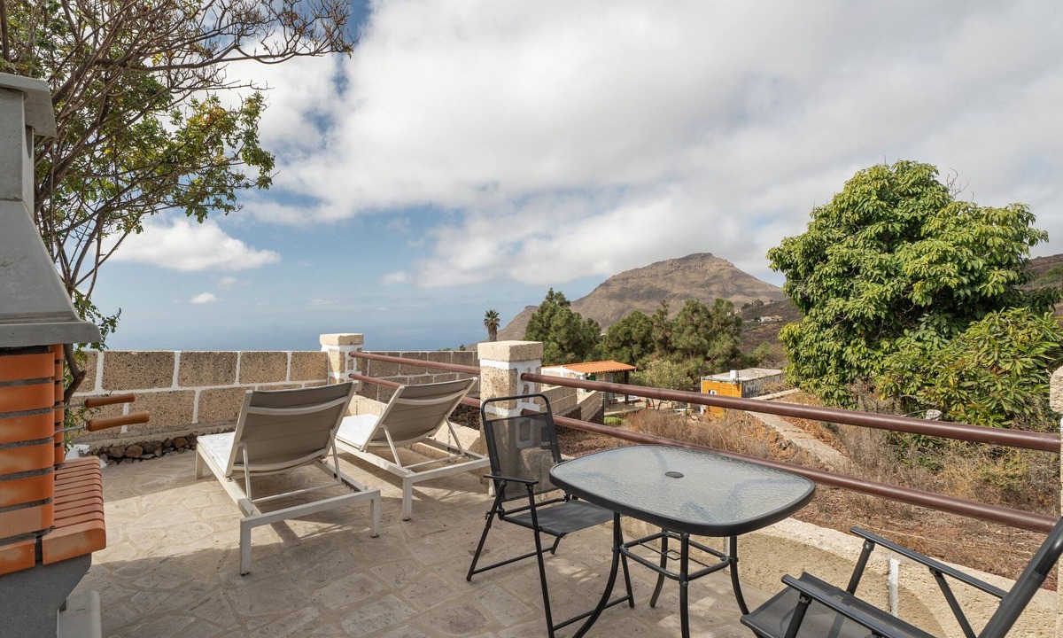 Valle de San Lorenzo Apartment | Holiday Apartment 'La Generosa' with Wi-Fi
