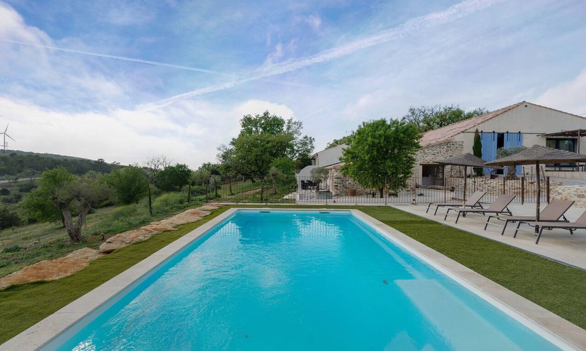 Esparron House | Holiday Home 'Maison Contemporaine Provençale' with Shared Pool, Wi-Fi and Air Conditioning