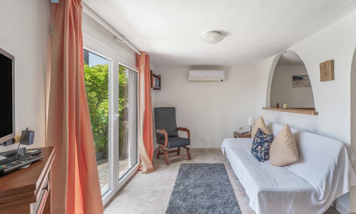Garachico House | Holiday Home 'Casita Partido' with Mountain Views, Private Garden and Wi-Fi