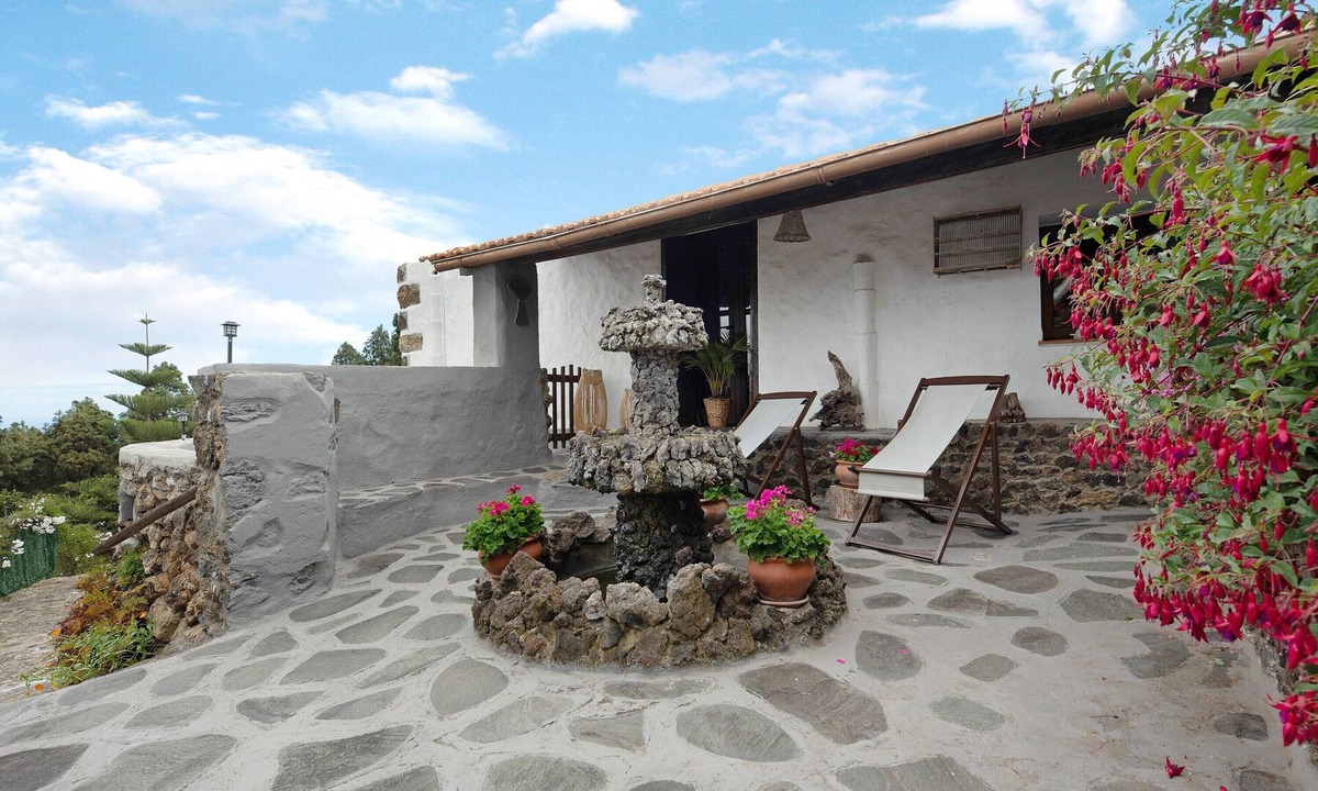 Cueva del Viento House | Holiday Home 'Rosalía' with Sea View, Terrace and Wi-Fi