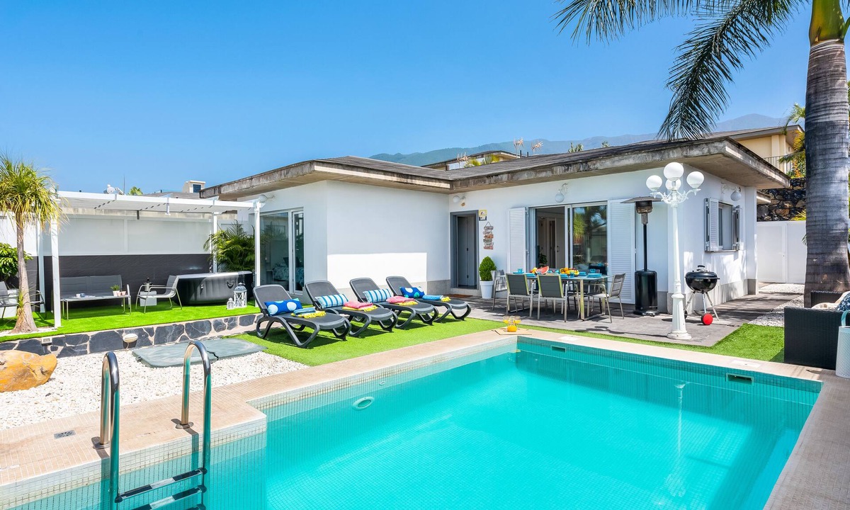 Chejilipes Villa | Holiday Home PRIVATE SWIMMING POOL, AirCon,WIFI,BBQ,