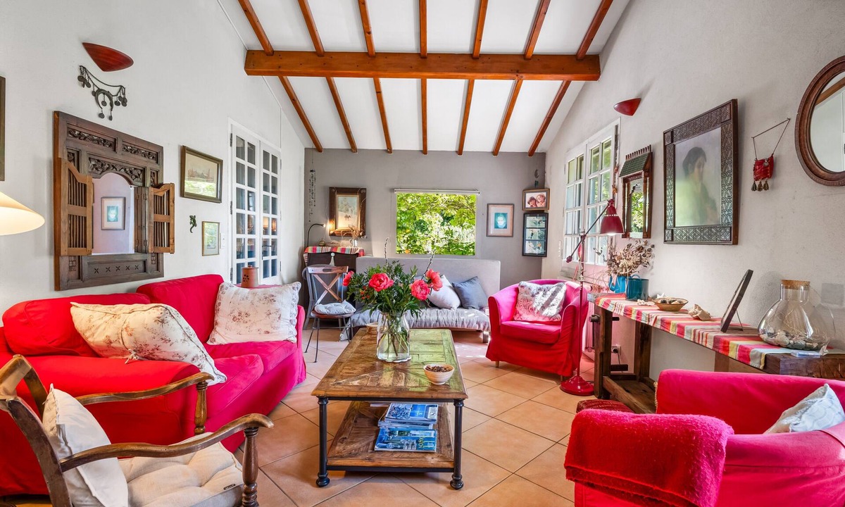 La Madrague House | Holiday Home 'A Hidden Gem by the Sea' with Sea View, Private Garden & Wi-Fi