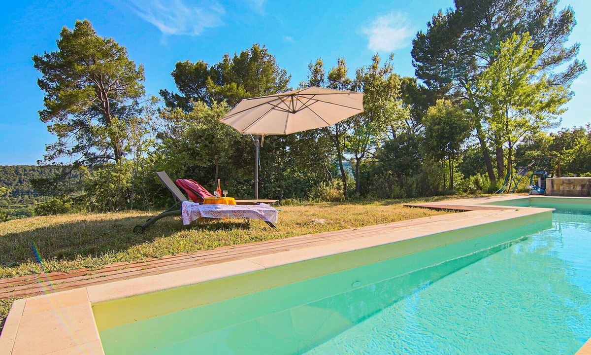 Salernes House | Holiday Home "House Pool Out in The Wilds" with Shared Pool and Wi-Fi
