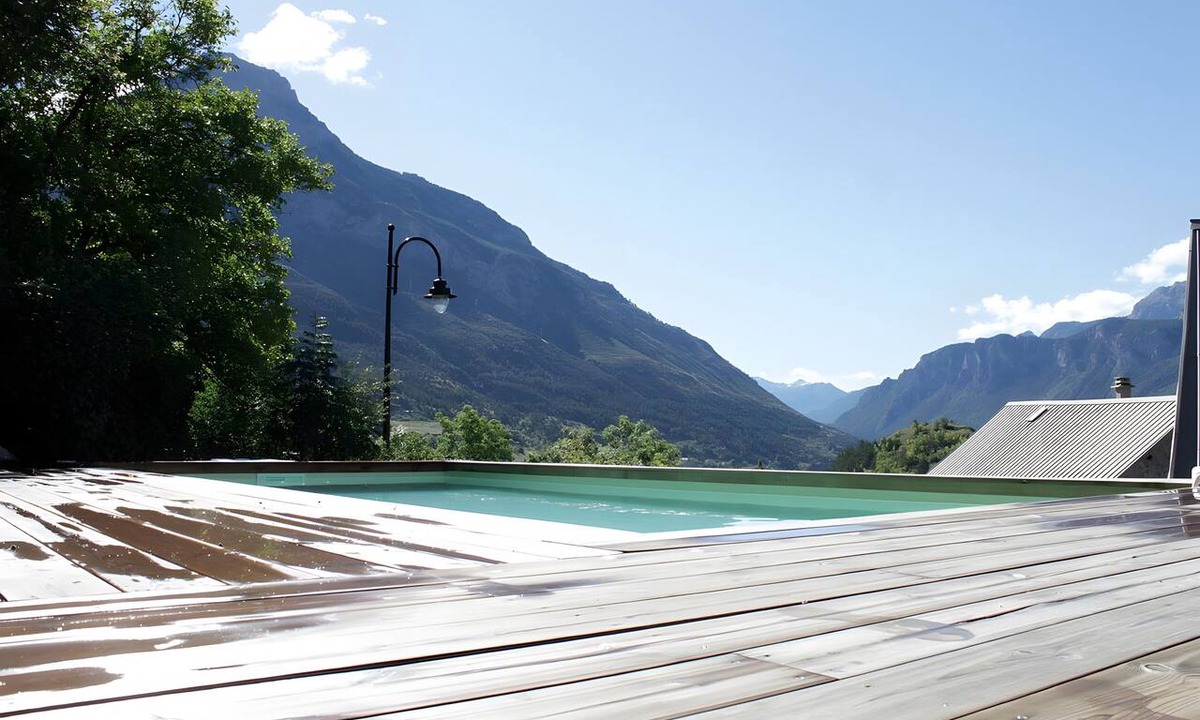 Les Vigneaux House | Holiday Home 'L'Eyssart' with Pool and Mountain View