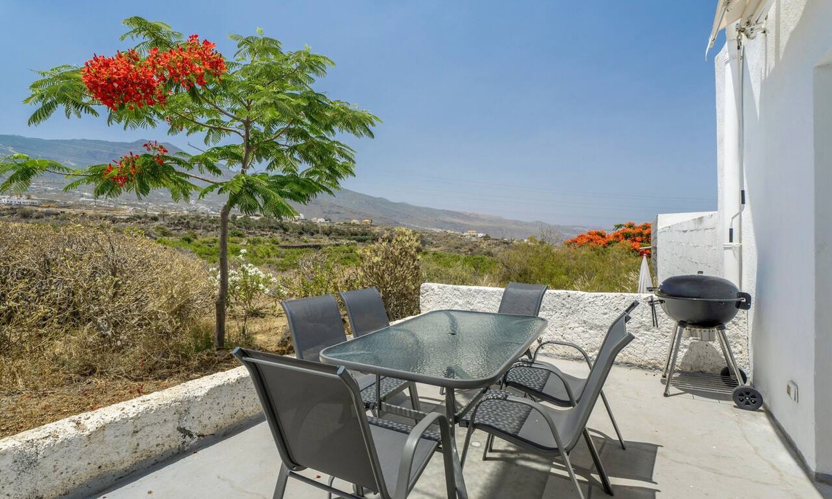 Arafo House | Holiday Home “La Casita” with Sea & Mountain Views, Wi-Fi, and Air Conditioning