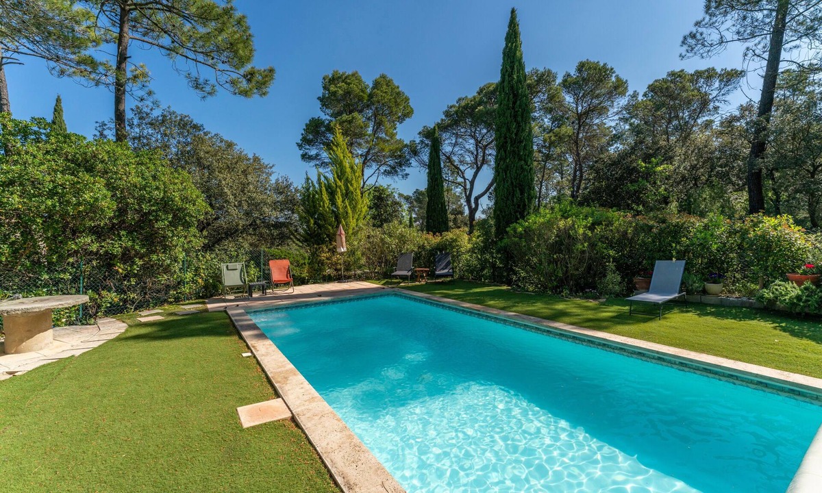 Mondragon House | Holiday Home 'La Romarine' with Heated Pool, Wi-Fi and Air Conditioning