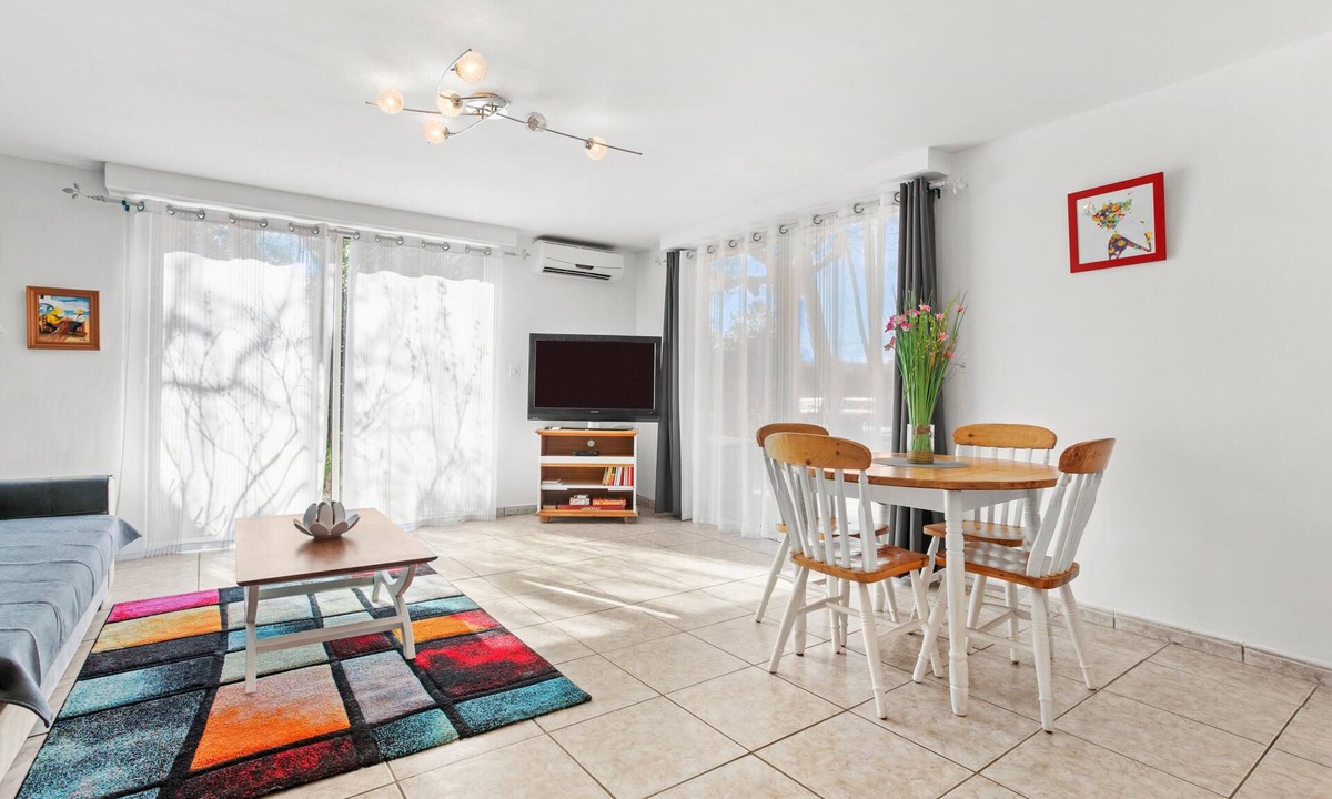 Tourves House | Holiday Home 'Maison D'Odette' with Private Terrace, Wi-Fi and Air Conditioning