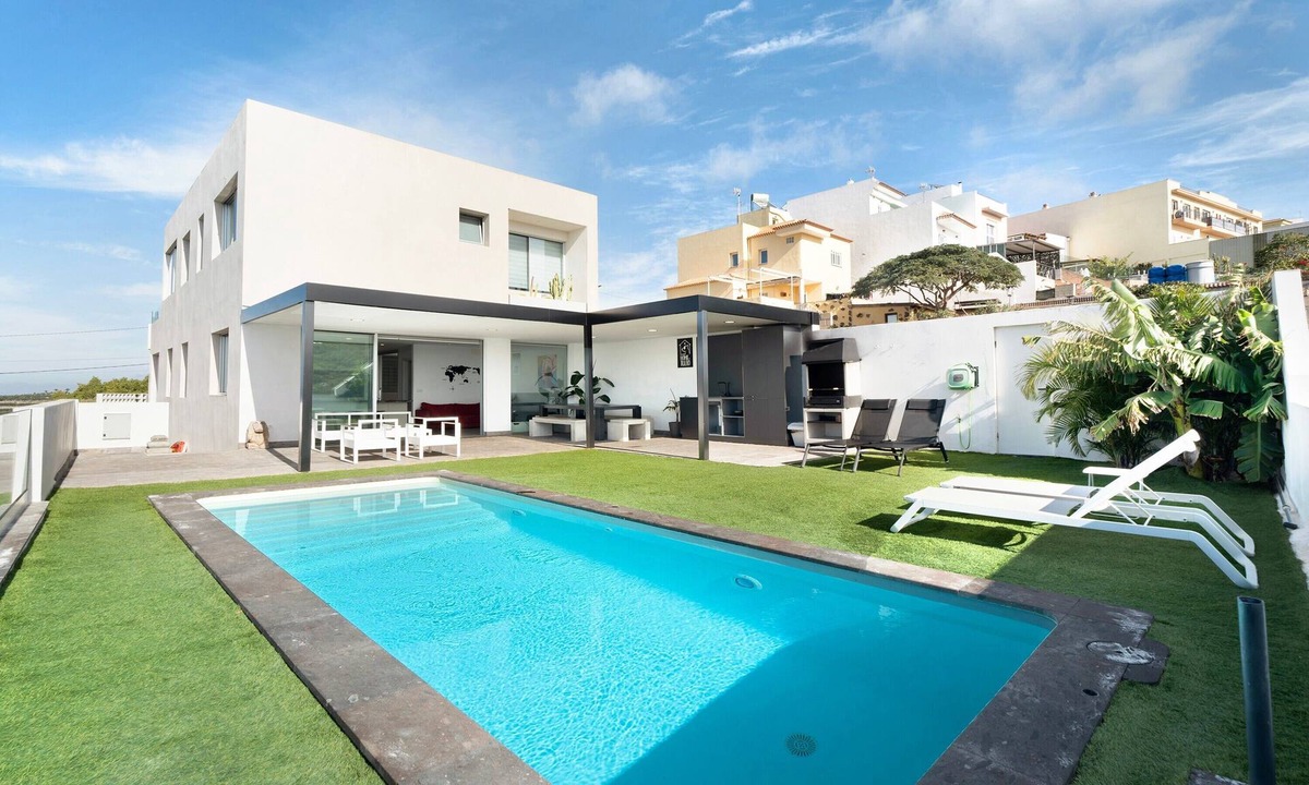 Adeje Villa | Holiday Villa 'Tulio Homme 2' with Sea Views, Private Pool and Wi-Fi