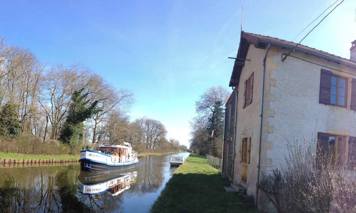 Bourg-le-Comte Apartment | Homerez - Cosy Flat - Bourg-le-Comte