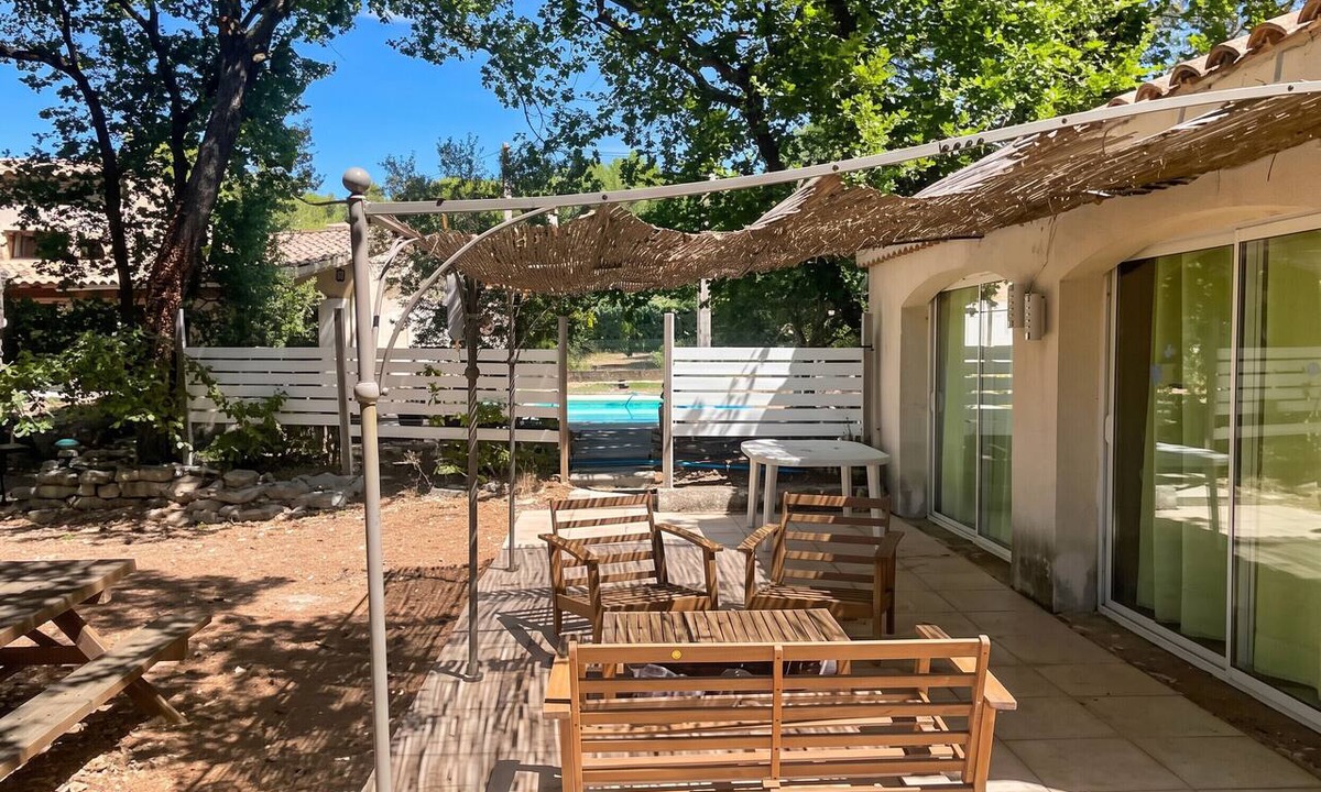 Velleron House | Homerez - House in Velleron with garden & pool
