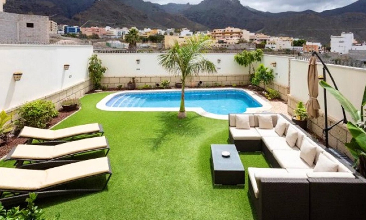 Adeje Villa | Homerez - Large villa with swimming pool and garden