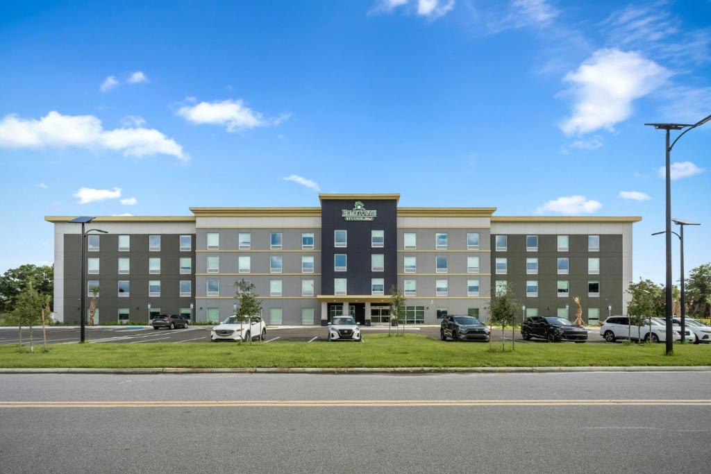 Bradenton Hotel | HomeTowne Studios by Red Roof Bradenton