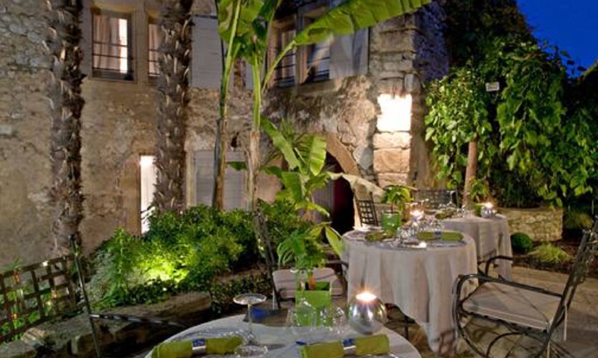 Collias Hotel | Hostellerie Le Castellas