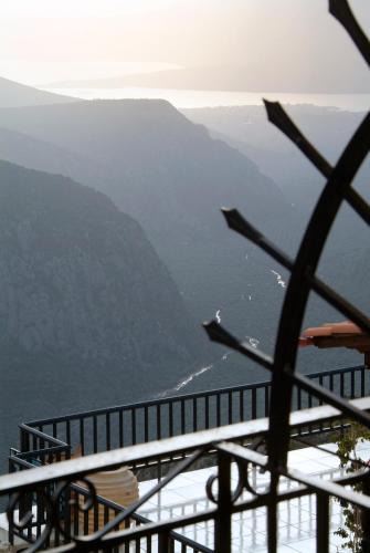 Delfoi Hotel | Hotel Varonos