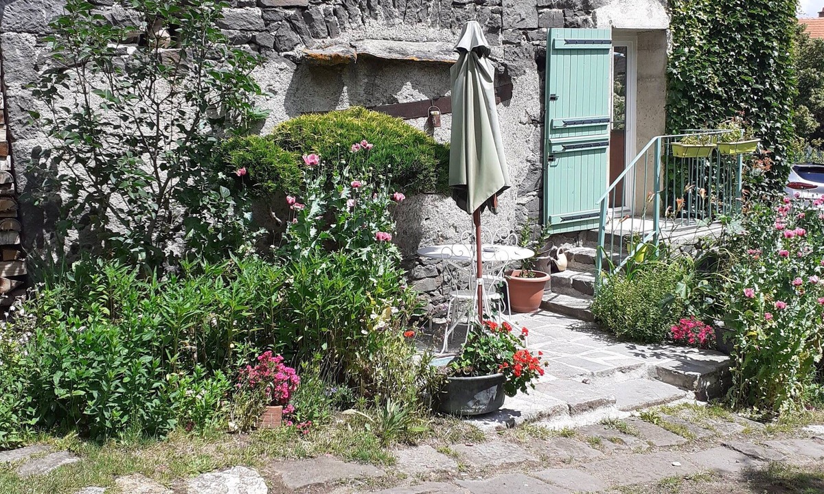 Volvic House | House 2 pers Volvic parc des Volcans, shady garden. Comfortable 70 m² .