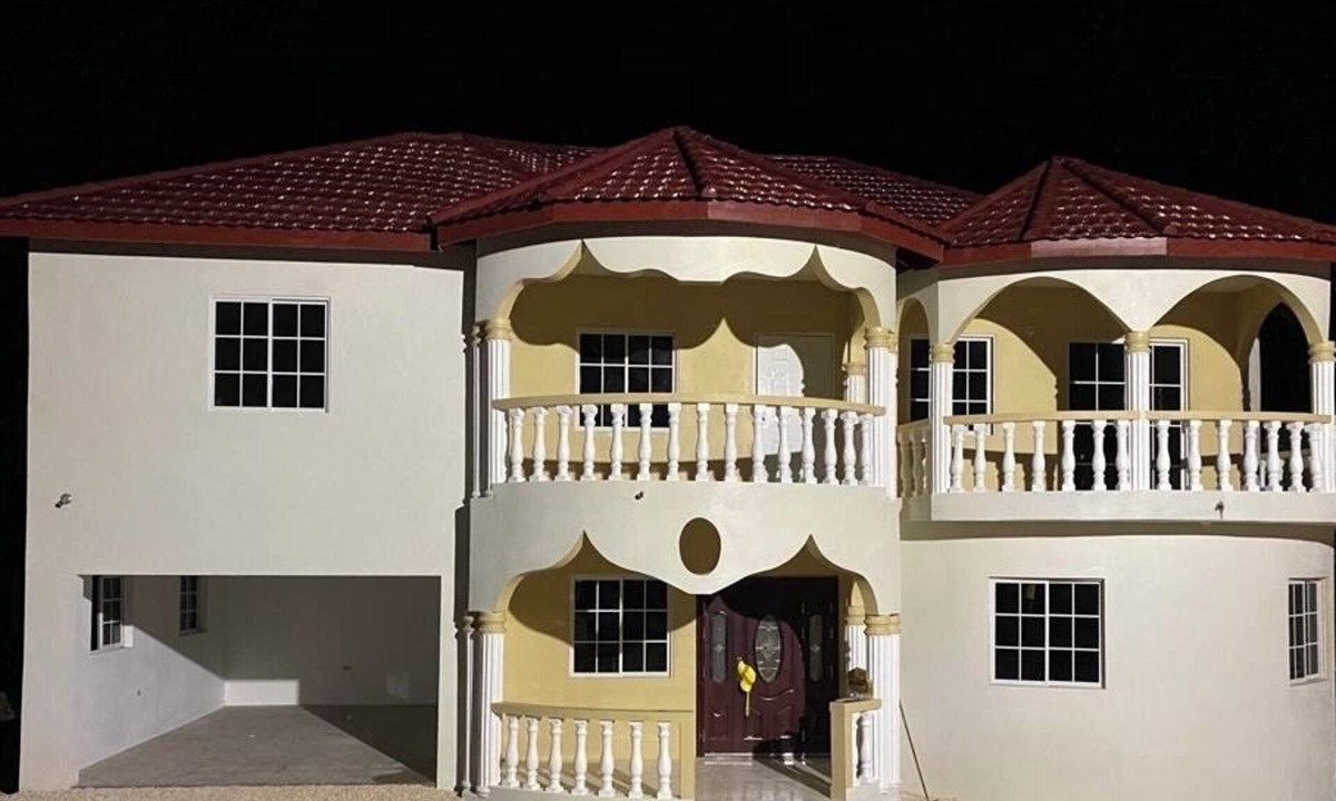 Stewart Town House | Huntley Mansion2. Spacious house 15 minutes from the beach.