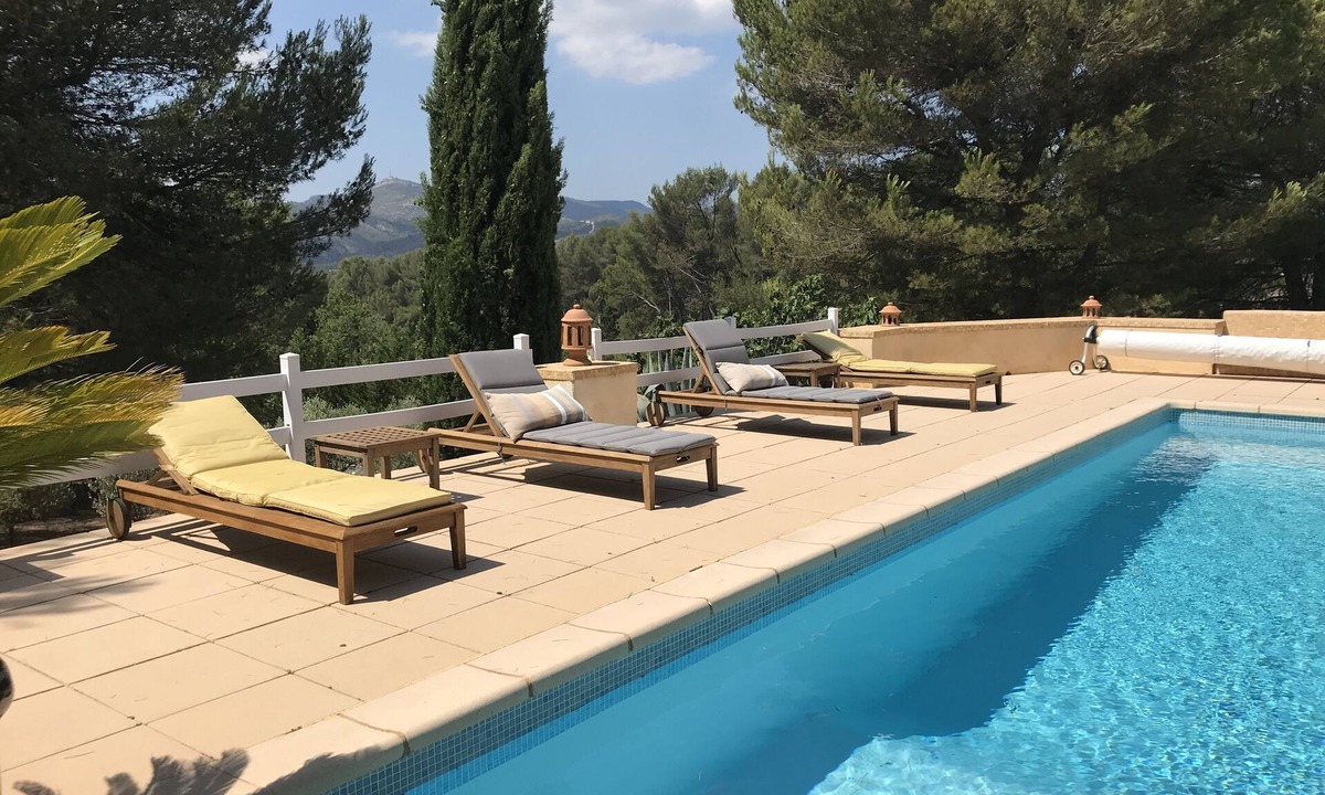 La Bouilladisse Villa | In a quiet, hilly setting, bright residence under the pine trees!