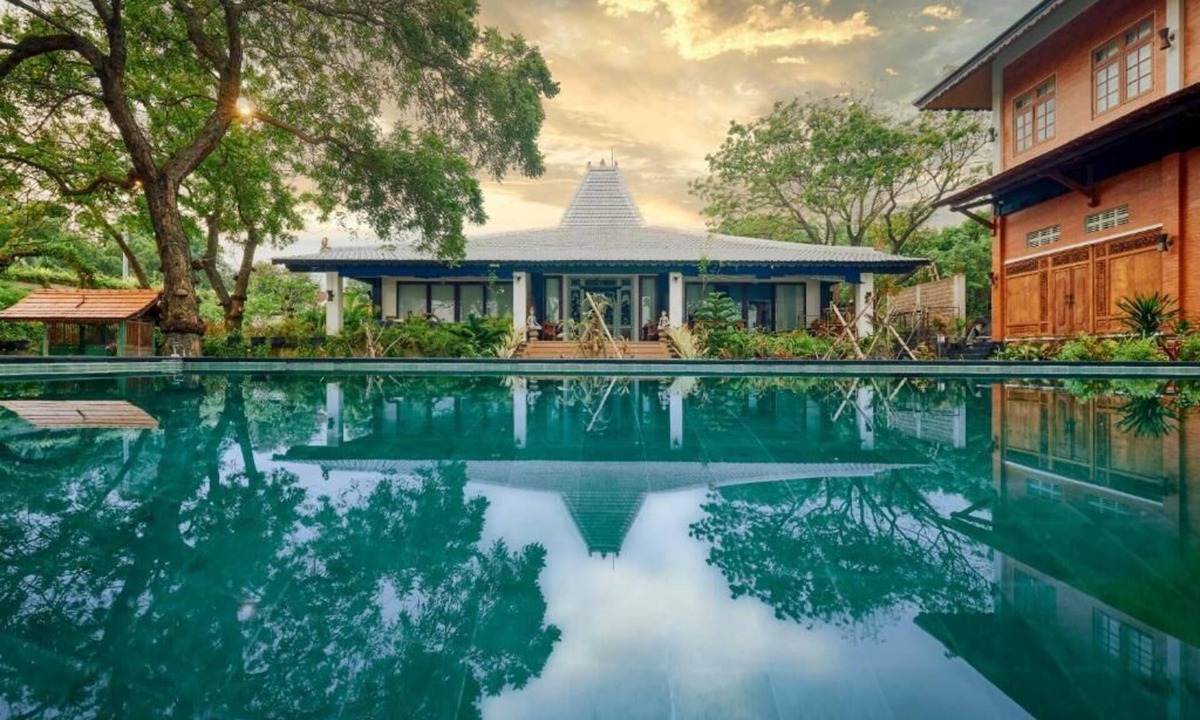 Sukadana Hotel | Kampung Kecil Front Beach