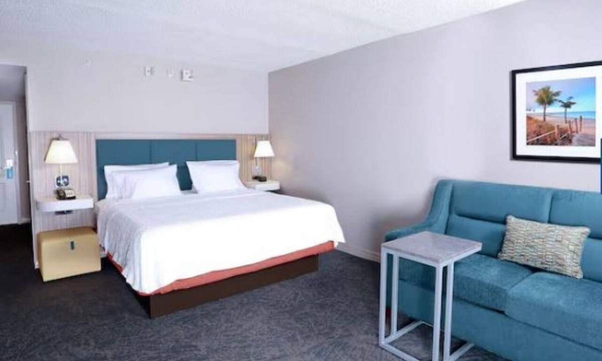 Wesley Chapel Hotel | King Size With Sofa Bed | Work & Relax Space + Breakfast Included!