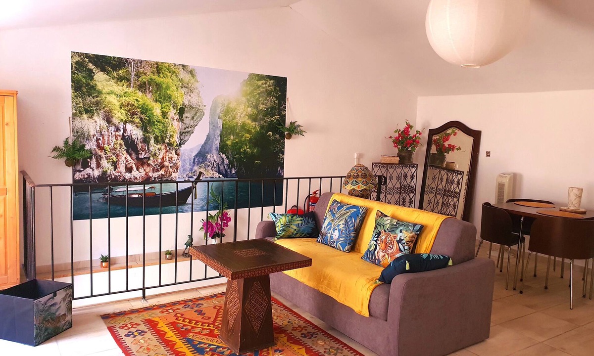 Puget-Ville Apartment | L'alcôve D'apsara