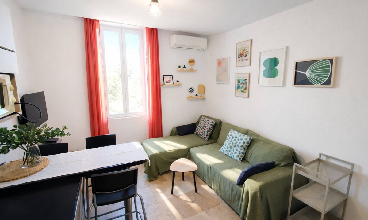 Carces Apartment | L'Escale en Provence: village center, air conditioning, wifi