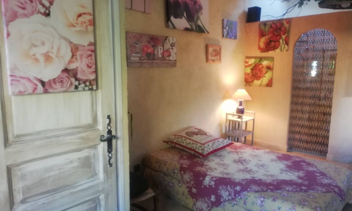 La Rochegiron Bed & Breakfast | L'olivier sur la place chambre d'hotes studio25m2